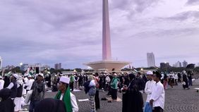 Reuni Akbar 212 kembali berlangsung di Monas, Jakarta, diwarnai lagu-lagu nasional dan shalawat, serta diawasi oleh keamanan ketat.