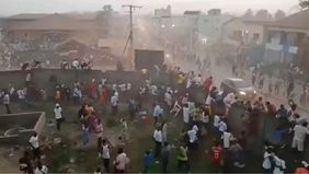 Kerusuhan meletus di sebuah pertandingan sepak bola di Guinea setelah para penggemar memprotes keputusan wasit, yang memicu kepanikan ribuan penonton yang berusaha melarikan diri dari stadion.