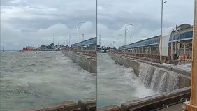 Operasional Pelabuhan Merak, Cilegon sementara dihentikan akibat cuaca buruk berupa angin kencang dan ombak besar.