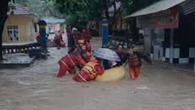 Tim SAR Sukabumi berupaya keras mencari dan menyelamatkan korban banjir bandang di Kecamatan Palabuhanratu dan Sagaranten.