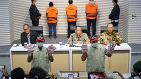 Penyidik Komisi Pemberantasan Korupsi (KPK) berhasil menyita uang tunai senilai Rp6,8 miliar dalam sebuah operasi tangkap tangan (OTT) terhadap Pj Wali Kota Pekanbaru, Risnandar Mahiwa, pada malam hari, Senin, 2 Desember 2024.