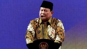 Presiden Republik Indonesia, Prabowo Subianto, meminta kepada pejabat-pejabat mulai dari menteri hingga pimpinan daerah untuk "menahan diri" melakukan perjalanan ke luar negeri.