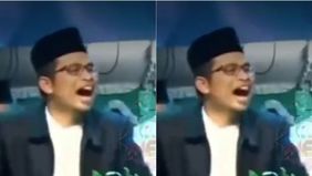 Seorang pria berpeci disorot publik karena tertawa saat Gus Miftah bicara kasar ke penjual es teh.