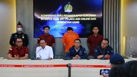 Warga Tiongkok berinisial YZ, yang masuk daftar buronan Interpol atas keterlibatan dalam sindikat judi online, berhasil ditangkap di Pelabuhan Internasional Batam.