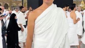 Ragil Mahardika seleb TikTok penyuka sesama jenis, melakukan umrah dengan memakai kain ihram.