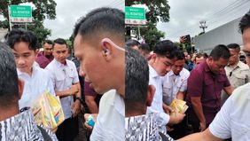 Wakil Presiden Gibran Rakabuming Raka membagikan bantuan sosial kepada korban banjir di Sukabumi menggunakan sepeda motor.