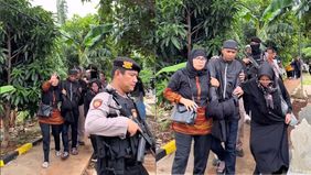 Berita duka datang untuk Sudirman, seorang terpidana dalam kasus Vina Cirebon. Sang ibunda, Sairoh, meninggal dunia pada Kamis, 5 Desember 2024 di Rumah Sakit Daerah (RSD) Gunung Jati, Cirebon.