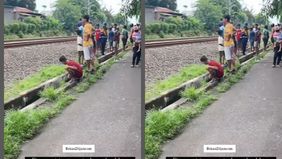 Warga langsung mengevakuasi korban.