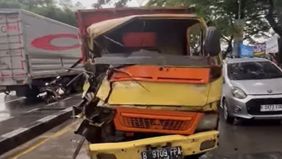 Kecelakaan truk di Jalur Pantura, Kaliulu, Cikarang Utara, mengakibatkan dua korban luka berat dan kerusakan parah.