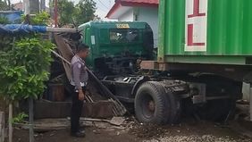 Kecelakaan lalu lintas terjadi di Indramayu ketika truk tronton menabrak mobil dan warung karena sopirnya mengantuk.