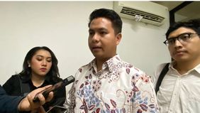 Anak AG (15) bersama ibunya menghadiri sidang pemeriksaan saksi terkait kasus pencabulan yang melibatkan Mario Dandy Satrio (20), terpidana dalam kasus penganiayaan terhadap David Ozora, untuk memberikan kesaksian.