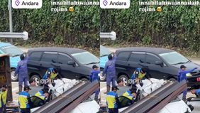 Sopir mobil masih diselamatkan.