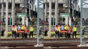 Jenazahnya dilarikan ke rumah sakit.