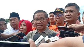 Calon gubernur DKI Jakarta dengan nomor urut 3, Pramono Anung, mengunjungi dan mendengarkan keluhan dari para korban kebakaran di Jalan Kebon Kosong, Kemayoran, Jakarta Pusat pada hari Selasa, 10 Desember 2024.