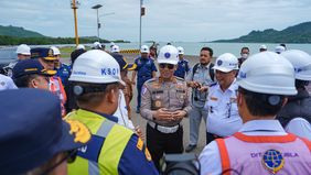 Wakil Menteri Perhubungan (Wamenhub) Suntana didampingi Kakorlantas Polri Irjen Pol Aan Suhanan meninjau Pelabuhan Bakauheni, Pelabuhan Bandar Bakau Jaya (BBJ) Muara Pilu, dan Pelabuhan Wika Beton, di Lampung, pada Jumat, 13 Desember 2024. 