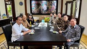 Mantan Presiden Indonesia ke-7 Joko Widodo (Jokowi) menerima kunjungan pengusaha Indonesia dan pendiri konglomeratasi Lippo Group Mochtar Riady di kediamannya di Solo, Jawa Tengah.
