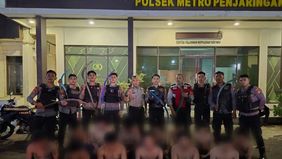 Polisi kembali menangkap 13 remaja yang membawa senjata tajam dan diduga berniat tawuran di Jalan Permata 12, Penjagalan, Penjaringan, Jakarta Utara, pada Jumat pukul 05.00 dini hari.