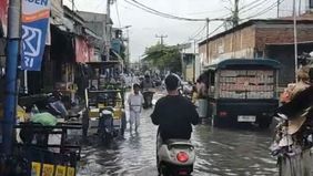 PT KAI Commuter Line membatalkan 15 perjalanan kereta rute Jakarta Kota ke Tanjung Priok dan sebaliknya, sebagai dampak dari banjir rob di area tersebut.