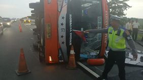 Kepolisian Resor Kota (Polresta) Cirebon, Jawa Barat, mengungkapkan bahwa kelalaian sopir bus diduga menjadi salah satu penyebab kecelakaan tunggal yang terjadi di ruas Tol Kanci-Pejagan KM 223 pada Minggu, 15 Desember lalu.