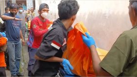 Tiga anggota keluarga di Kampung Poncol, Cirendeu, Kecamatan Ciputat Timur, Kota Tangerang Selatan (Tangsel), ditemukan meninggal dunia dengan cara tragis. Mereka tewas akibat bunuh diri.