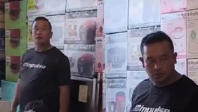 Sebuah insiden mengejutkan terjadi di sebuah toko di Tebing Tinggi, Sumatera Utara, yang kini viral di media sosial. Seorang pria yang tampaknya seperti "koboy" mengancam akan menembak seorang wanita karyawan toko.