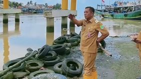 Badan Penanggulangan Bencana Daerah (BPBD) Kabupaten Karawang, Jawa Barat, Melaporkan ribuan rumah yang tersebar di delapan kecamatan terendam oleh banjir rob yang disebabkan oleh pasang air laut di perairan utara Karawang.