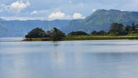 Lampung  provinsi di ujung selatan Pulau Sumatera, terkenal dengan keindahan alam dan kekayaan kuliner. Jangan lupa membawa oleh-oleh khas saat berkunjung ke sana. 