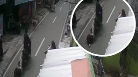 Jagat media sosial dihebohkan dengan sebuah video yang diduga menunjukkan aksi pencurian sepeda motor (curanmor) disertai kekerasan di kawasan Jakarta Utara. Dalam rekaman yang beredar luas, seorang wanita terlihat diseret oleh pelaku di sepanjang Ja