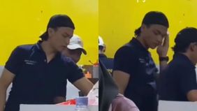 Media sosial kembali dihebohkan dengan sosok pria yang menjadi perbincangan hangat warganet. Sebuah video pendek memperlihatkan seorang abang penjual nasi goreng dengan wajah yang disebut-sebut mirip aktor tampan Indonesia, Jefri Nichol.