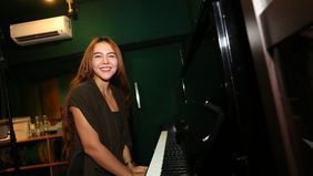 Single “Waktu Yang Salah” yang diciptakan Ratu Rizky Nabila dan diproduksi Nyo Music ini bercerita tentang percintaan.