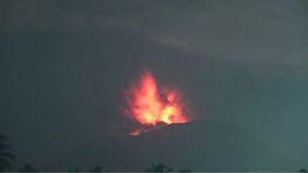 Gunung Ibu, yang terletak di Kabupaten Halmahera Barat, Maluku Utara, kembali menunjukkan aktivitas vulkaniknya. Pada Jumat malam, 20 Desember 2024, sekitar pukul 23.10 WIT, Gunung Ibu meluncurkan sinar api setinggi 300 meter yang menjulang di atas p