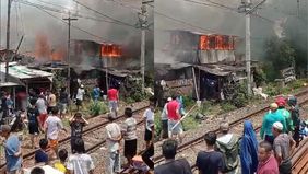 Kebakaran hebat melanda sebuah rumah warga yang terletak tepat di samping rel kereta api di kawasan Tanah Abang, Jakarta Pusat, pada siang hari ini, Jumat, 20 Desember 2024.