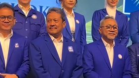 Ketua Umum PAN, Zulkifli Hasan, memberikan jas biru, yang merupakan warna khas PAN, kepada tiga menteri Prabowo.