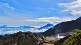 Garut, kota di Jawa Barat yang sering dijuluki "Swiss van Java," menyimpan keindahan alam yang luar biasa. Berada di dataran tinggi dengan udara sejuk, Garut menawarkan berbagai destinasi wisata, mulai dari pegunungan, pantai, hingga wisata budaya.