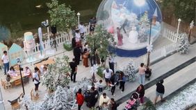 Sejumlah orang tampak berjalan di sekitar dekorasi Natal yang menghiasi Al Barari Winter Fest di Dubai, Uni Emirat Arab, pada Minggu, 22 Desember 2024.