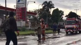 Sebuah insiden membahayakan terjadi di sepanjang Jalan Raya Purwakarta-Padalarang-Cikalongwetan, Bandung Barat, ketika cairan kimia tumpah ke jalan raya.