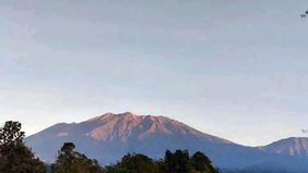 Kepala Badan Geologi Kementerian Energi dan Sumber Daya Mineral (ESDM), Muhammad Wafid, mengimbau warga untuk tidak melakukan aktivitas dalam radius tiga kilometer dari puncak atau kawah Gunung Raung.