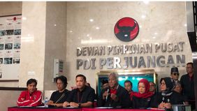 Ketua DPP PDI Perjuangan Bidang Kehormatan Partai, Komaruddin Watubun, menyampaikan tanggapan partai atas penetapan Sekjen PDIP, Hasto Kristiyanto, sebagai tersangka oleh Komisi Pemberantasan Korupsi (KPK).