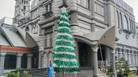 Gereja Katedral St. Maria Palembang, Sumatera Selatan, menghadirkan inovasi unik untuk merayakan Natal 2024 dengan menciptakan pohon Natal setinggi lima meter dari botol plastik bekas.