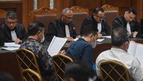 Tiga hakim yang tidak aktif di Pengadilan Negeri (PN) Surabaya didakwa menerima suap berupa hadiah atau janji senilai Rp4,67 miliar serta gratifikasi dalam kasus dugaan suap dan gratifikasi terkait keputusan "vonis bebas" terhadap Ronald Tannur. 