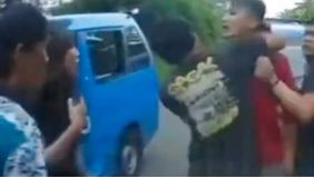 Sebuah video yang memperlihatkan adu mulut antara seorang ibu hamil dan tukang parkir di kawasan jalan alternatif Puncak, Kabupaten Bogor, Jawa Barat, menjadi viral di media sosial.