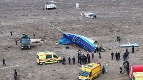 Pesawat Embraer 190 milik Azerbaijan Airlines, yang berangkat dari Grozny, Rusia, dilaporkan mengalami kecelakaan sekitar tiga kilometer dari Bandara Aktau.