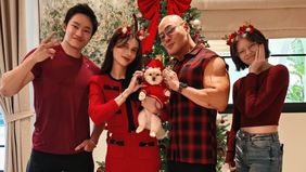 Azka Corbuzier terlihat merayakan momen Natal bersama orang tua Deddy, hingga indahnya toleransi antara ayah dan anak itu.