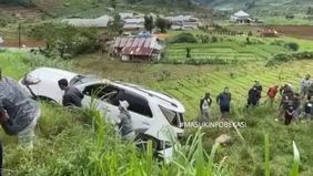 Sebuah Mobil Toyota Fortuner terperosok ke tebing sedalam 15 meter di Dukuh Gerlang, Desa Gerlang, Kecamatan Blado, Kabupaten Batang, pada Kamis dini hari, 26 Desember 2024.