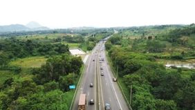 Jasamarga Metropolitan Tollroad (JMT) bersama dengan pihak kepolisian melakukan upaya evakuasi kendaraan dan korban kecelakaan di Tol Cipularang.