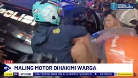 Pelaku Curanmor Yang Babak Belur Kemudian Diamankan Dan Digiring Masuk Ke Dalam Mobil Patroli Polisi. 