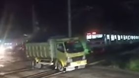 Peristiwa menegangkan terjadi di perlintasan kereta api daerah Nengnong, Citeras, Rangkasbitung belum lama ini. Sebuah kereta api yang tengah melaju terpaksa berhenti mendadak akibat sebuah truk mogok tepat di tengah rel.