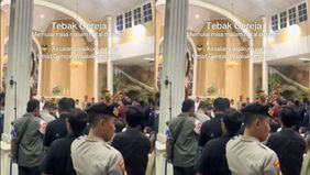 Sebuah video yang merekam momen penuh kedamaian di Gereja Katolik Kristus Raja, Serang, Banten, telah menjadi topik hangat di media sosial. Dalam video tersebut, seorang petugas, yang diduga merupakan anggota polisi, memulai misa malam Natal dengan s