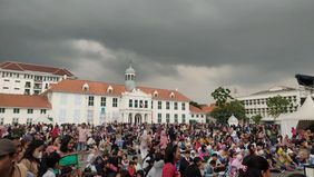 Kereta Rel Listrik (KRL) dengan tujuan Stasiun Kota dan Transjakarta menuju Halte Kota Tua di Jalan Lada Dalam, serta Transjakarta ke Halte Museum Sejarah Jakarta, akan beroperasi selama 24 jam pada malam Tahun Baru 2025.