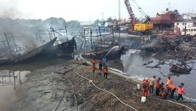 Kebakaran hebat terjadi di Pelabuhan Tegal, Jawa Tengah pada Jumat, 27 Desember 2024. Api bisa padam usai 14 jam. Total kapal yang terbakar sebanyak 24 unit.